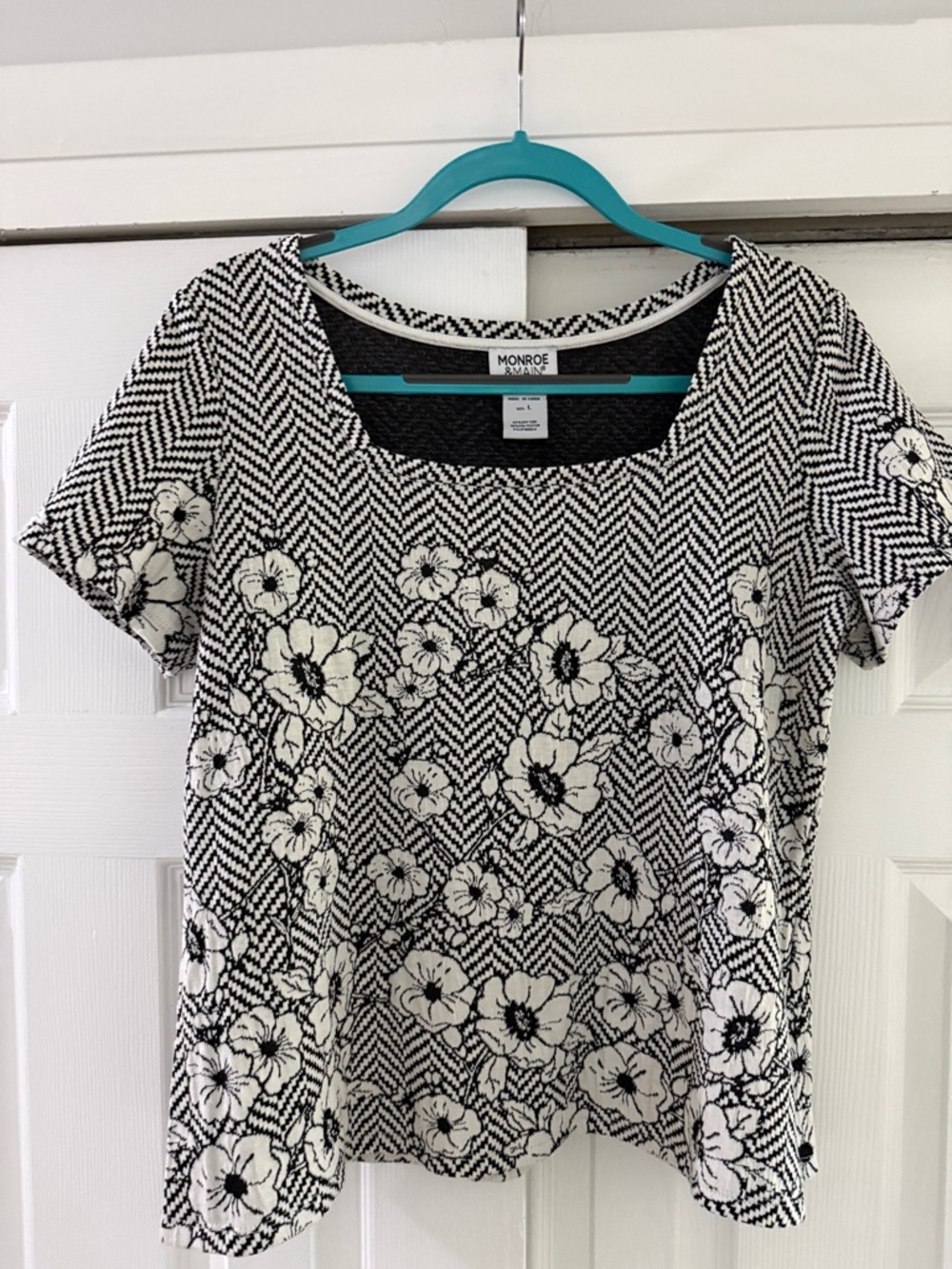 🖤🤍 Monroe & Main Black and White Floral Herringbone Scoop Tee 🖤🤍